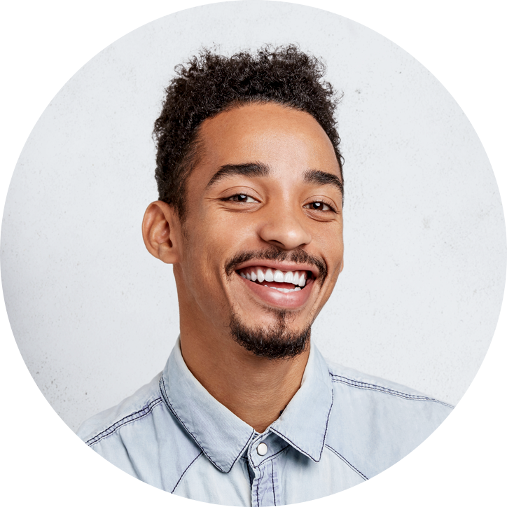 homem-sorrindo-clareamento-dental Restaurações Dentárias